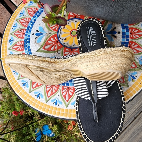 Stripe thong sandals 7.5 - Picture 2 of 5